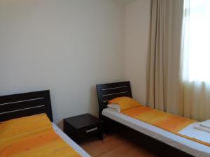 - une chambre avec 2 lits et une fenêtre dans l'établissement Apartment I4 in Sunset Beach 2 Resort, à Sunny Beach