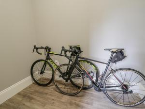 twee fietsen geparkeerd naast elkaar tegen een muur bij Fenby Suite in Saltburn-by-the-Sea