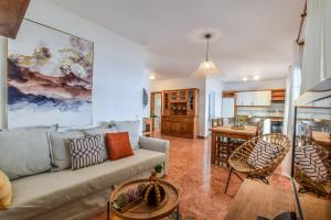 ein Wohnzimmer mit einem Sofa und einer Küche in der Unterkunft Ca´ Lita in Playa Blanca