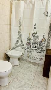 baño con aseo y cortina de ducha con la torre Eiffel en Los Nogales Cinco Saltos en 
