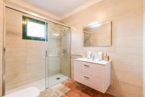 Un baño con ducha, inodoro y lavabo. en Ca´ Lita, en Playa Blanca 16 fotos más