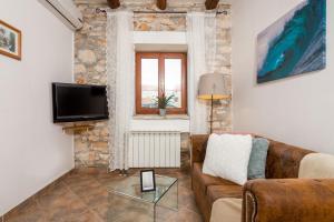Μια τηλεόραση ή/και κέντρο ψυχαγωγίας στο Apartments and rooms with parking space Loborika, Pula - 12983