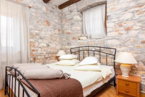 Ένα ή περισσότερα κρεβάτια σε δωμάτιο στο Apartments and rooms with parking space Loborika, Pula - 12983 +24 φωτογραφίες