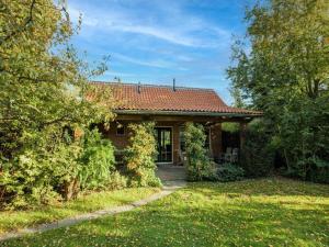 Taman di luar Holiday Home in Wijnaldum near Harlingen Harbor
