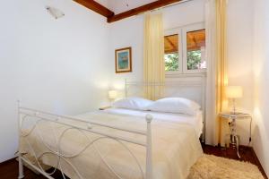 Postel nebo postele na pokoji v ubytování Apartments by the sea Okrug Donji, Ciovo - 12502