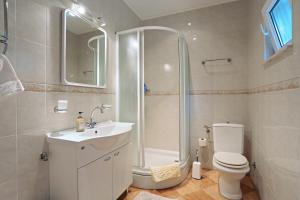 Koupelna v ubytování Apartments by the sea Okrug Donji, Ciovo - 12502 + 35 fotografií