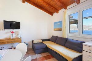 TV a/nebo společenská místnost v ubytování Apartment Okrug Donji 12502c