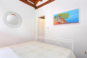 Postel nebo postele na pokoji v ubytování Apartment Okrug Donji 12502c