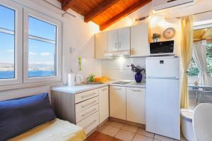 Kuchyň nebo kuchyňský kout v ubytování Apartment Okrug Donji 12502c