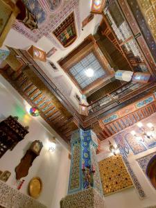 une chambre avec un plafond orné de mosaïques. dans l'établissement Palais Fes Yahya, à Fès al Bali