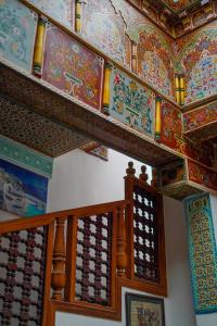 Cette chambre est dotée d'un plafond coloré et d'un escalier. dans l'établissement Palais Fes Yahya, à Fès al Bali