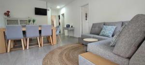 una sala de estar con un sofá y una mesa en Casa do Cabo Ponte de Lima Jaccuzzi and Pool, en Ponte de Lima