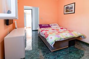 una camera da letto con pareti arancioni e un letto di Apartments with swimming pool Opatija - Pobri, Opatija - 16390 a Matulji (Mattuglie)
