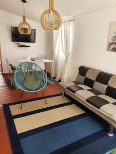 sala de estar con sofá y mesa en Casa Quelita, en Punta de Choros
