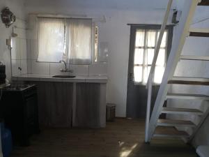 - une cuisine avec un évier et un escalier dans la chambre dans l'établissement Casa Vapahí, à Barra de Valizas