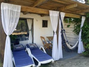 a porch with two beds and a hammock at Casa Vapahí in Barra de Valizas