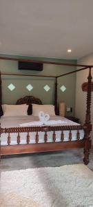 A bed or beds in a room at Kuba Bungalows