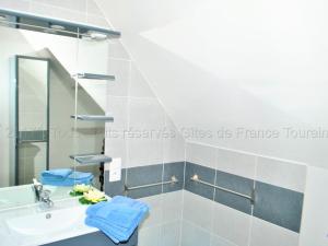 a bathroom with a sink and a mirror at Gîte Cigogne, 2 pièces, 4 personnes - FR-1-381-502 in Cigogné