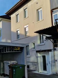 um edifício com um caixote do lixo em frente em Bastis Family Apartment em Lucerna