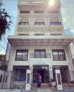 Tampak depan atau pintu masuk Hotel Fewa Trip