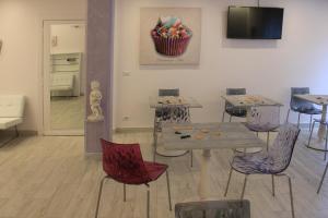jadalnia ze stołami i krzesłami oraz telewizorem w obiekcie Hotel B&B Francesca w mieście Varazze
