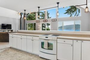 Gallery image of Reef Point Retreat in La Conner +34 photos