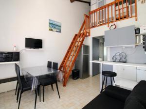 kuchnia i salon ze stołem i schodami w obiekcie Saint-Cyprien - T2 Mezzanine avec Terrasse et Garage - FR-1-309-353 w mieście Saint-Cyprien +2 zdjęcia