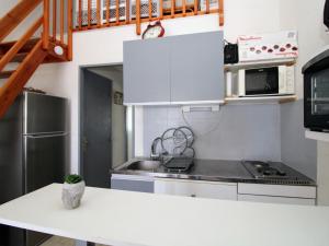 Kuchnia lub aneks kuchenny w obiekcie Saint-Cyprien - T2 Mezzanine avec Terrasse et Garage - FR-1-309-353