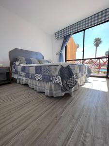 1 dormitorio con 2 camas y ventana grande en Genial Casa en Bahía Inglesa, en Bahía Inglesa