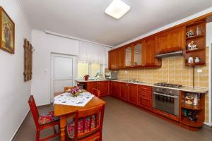 Kuchyň nebo kuchyňský kout v ubytování Apartment in Cserszegtomaj - Balaton 43108