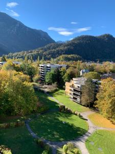 uma vista para um campus com um rio e montanhas em Reichenbach Apartment em Bad Reichenhall