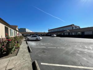 een parkeerplaats met een auto erin geparkeerd bij Holiday Motel in Portland