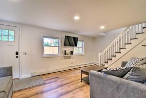 Χώρος καθιστικού στο Centrally Located Mount Pleasant Retreat!