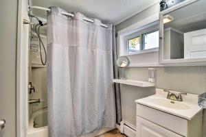 Ένα μπάνιο στο Centrally Located Mount Pleasant Retreat! +20 φωτογραφίες