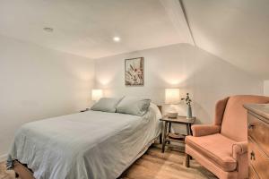 - une chambre avec un lit et une chaise dans l'établissement Central Mount Pleasant Retreat with Patio and Grill!, à Mount Pleasant