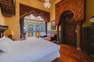 1 dormitorio con cama y puerta ornamentada en La Casa de la Marquesa en Querétaro