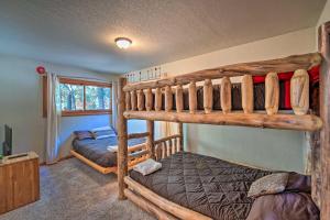 เตียงสองชั้นในห้องที่ Big Bear Lake Cabin about 1 Mi to Bear Mtn Resort
