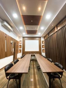 ein großer Konferenzraum mit einem langen Tisch und Stühlen in der Unterkunft BATAM 1 HOTEL in Nagoya