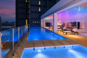 una piscina en la azotea de un edificio en The Granite Luxury Hotel Penang en George Town