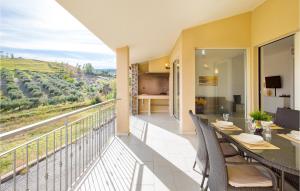 uma varanda com uma mesa e cadeiras e uma vista em Villa 27 em Badolato