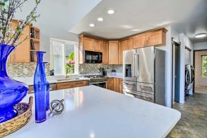 Cuina o zona de cuina de Inviting Lake Sutherland Home Kayaks and View!