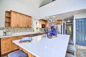 Cuina o zona de cuina de Inviting Lake Sutherland Home Kayaks and View!