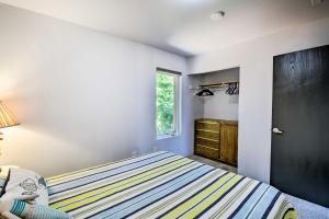 Llit o llits en una habitació de Inviting Lake Sutherland Home Kayaks and View!
