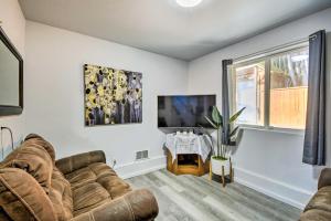 Televisor o centre d'entreteniment de Inviting Lake Sutherland Home Kayaks and View!
