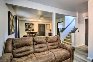 Zona d'estar a Inviting Lake Sutherland Home Kayaks and View!