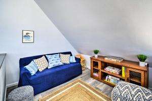 Zona d'estar a Inviting Lake Sutherland Home Kayaks and View!