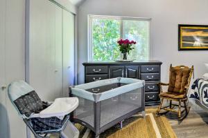 Zona d'estar a Inviting Lake Sutherland Home Kayaks and View!