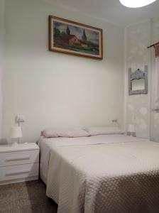 1 dormitorio con 2 camas y una foto en la pared en La "Casina nel borgo" , relax a un passo dalle 5 Terre, en Merizzo