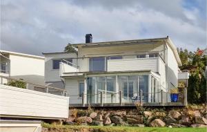 乌德瓦拉3 Bedroom Lovely Home In Uddevalla的山顶上的一座白色大房子