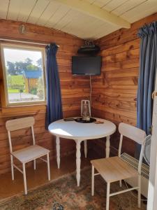 una camera con tavolo, sedie e finestra di Cheviot Motels, Cabins and Camp a Cheviot